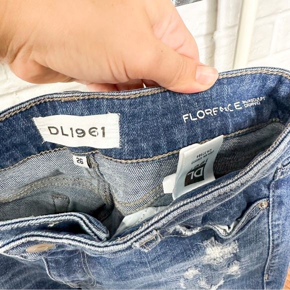 DL1961 Florence Instasculpt Distressed Jeans Size 26 - Picture 2 of 2